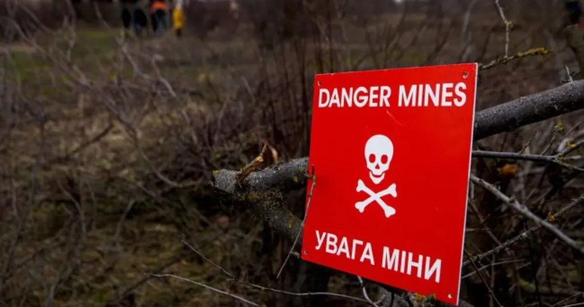 Жінка 37 ро ків загинула на місці. Важких поранень зазнали дві дівчинки 12-ти та 15-ти років та 12-річний хлопчик.