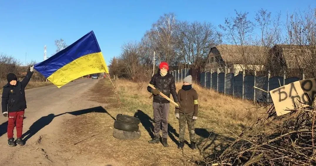 З раціями та саморобними автоматами.