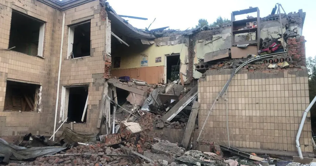 Фото надав Віктор Коваленко Російські ракети вдарили по Золочівській: зруйновано Будинок дитячої творчості, пошкоджено приватні будинки" на порталі Gromada Group