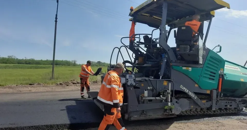 Фото: Укрінформ На Золочівщині ремонтують дорогу на порталі Gromada Group