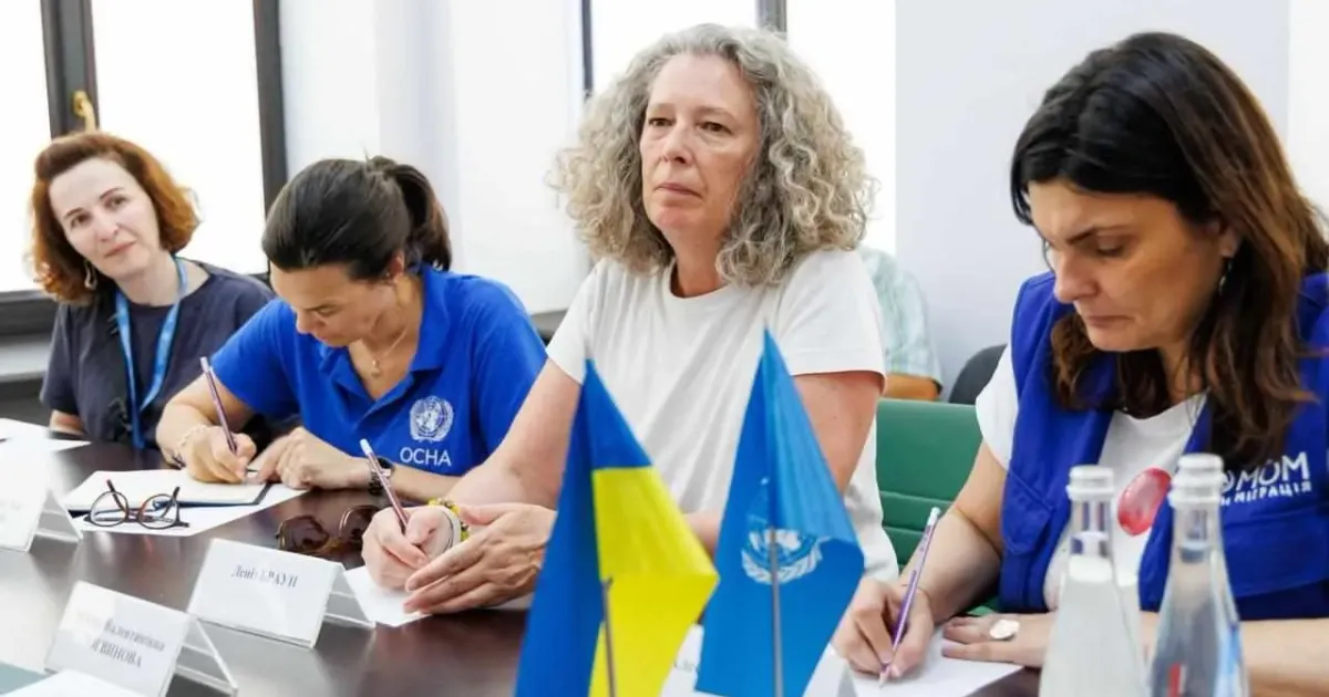 Фото з інтернет-джерел Пані Деніз Браун, координаторка системи ООН в Україні, отримала подяку за її силу духу, сміливість та підтримку Золочівської громади.