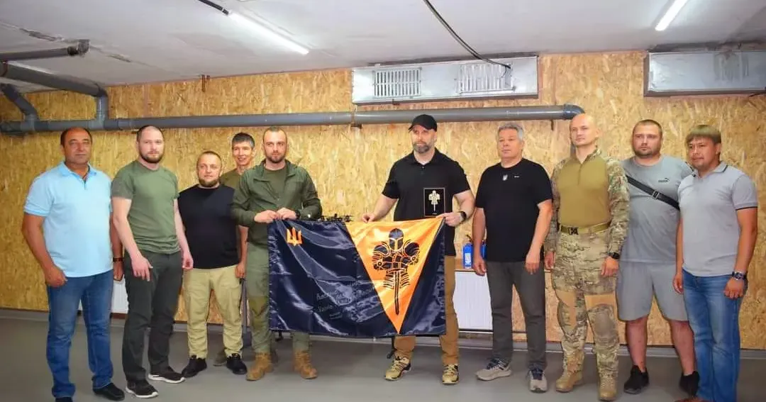 Фото з офіційної сторінки Віктора Коваленка Золочівський селищний голова разом із начальником військової адміністрації передалиFPV-дрони бійцям 17-ої окремої танкової бригади на порталі Gromada Group